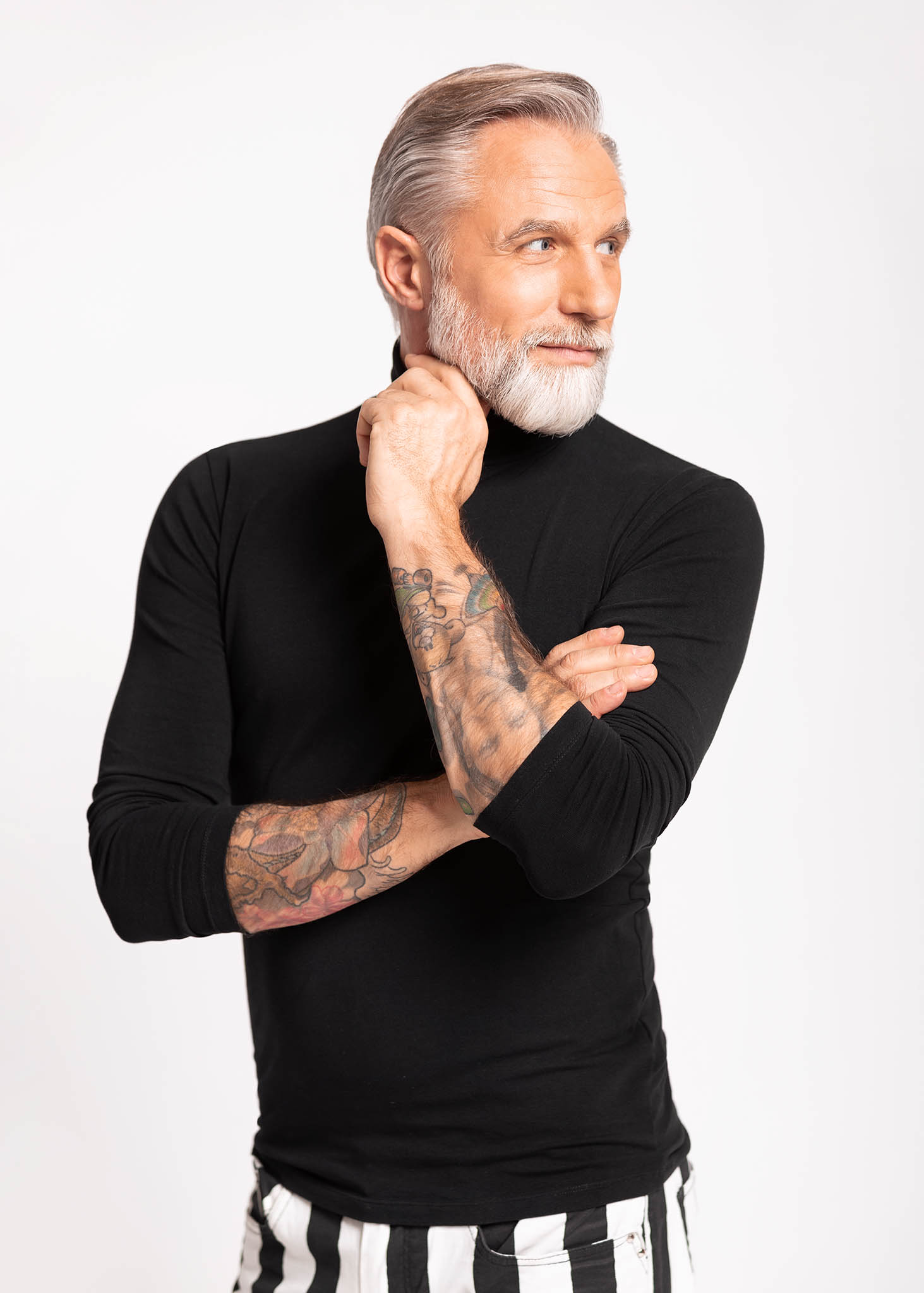 Mann in chwarzen Rolli Arme Tattoo, Fashion Look