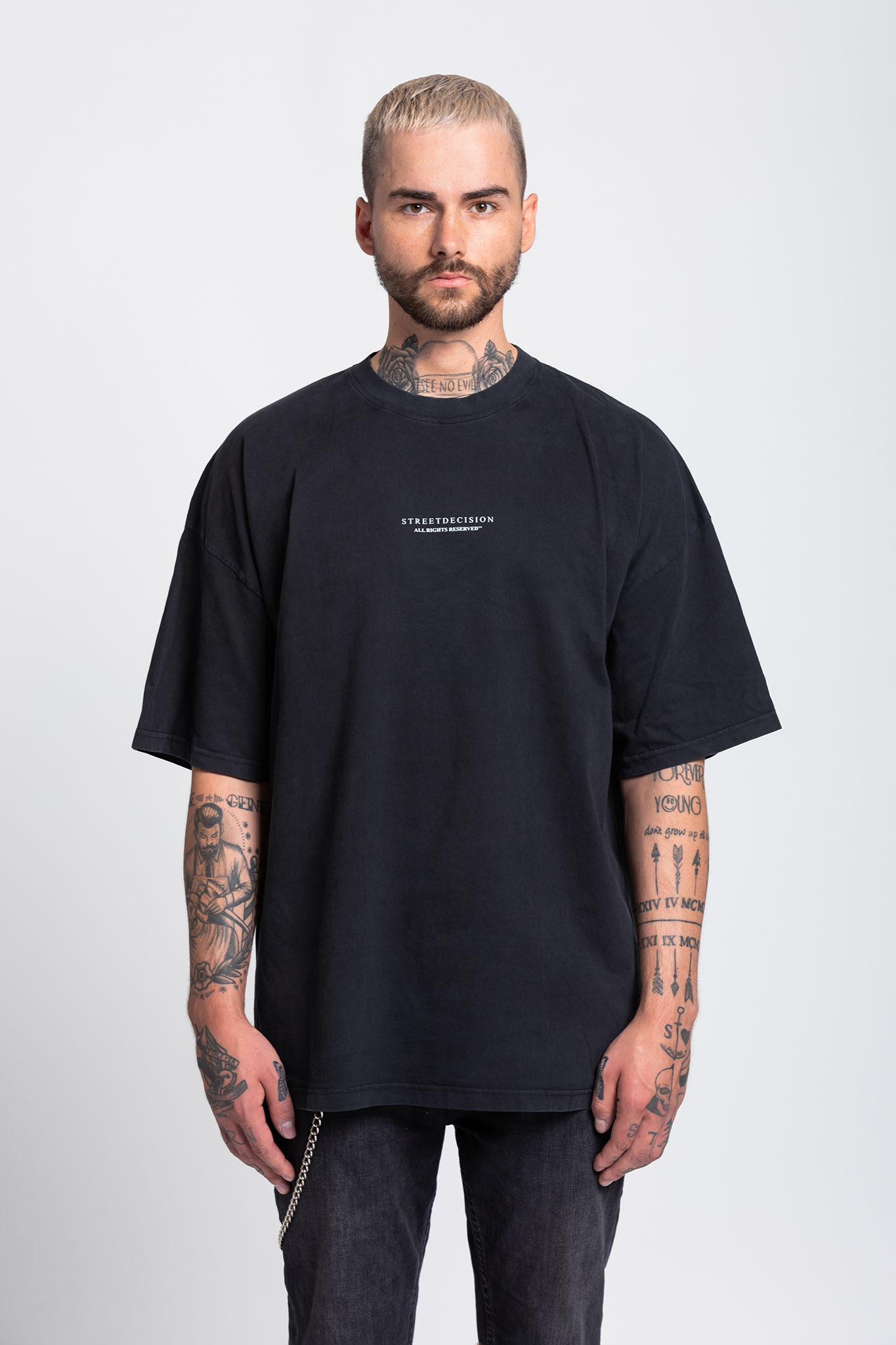 Model schwarzes Shirt Tattoos
