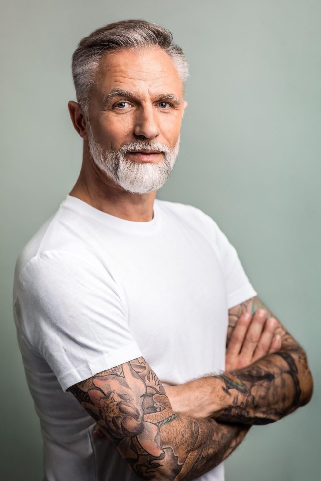Best Ager Model - weißes Shirt
