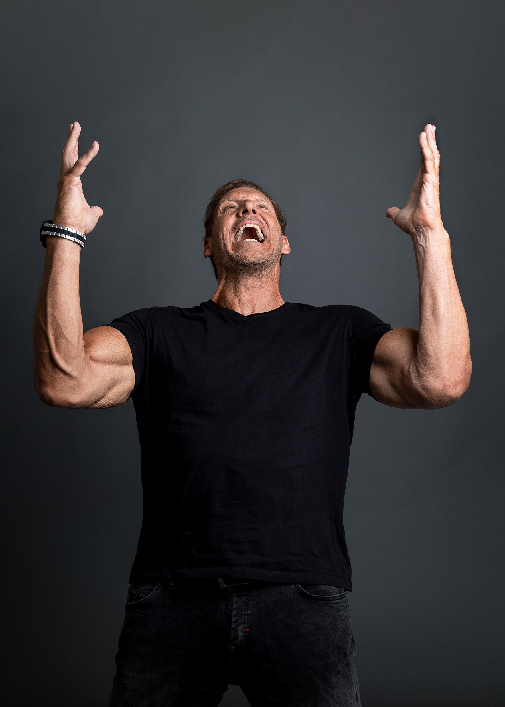 Ralf Möller mit erhobenen Armen im Fotostudio Helle Kammer Köln